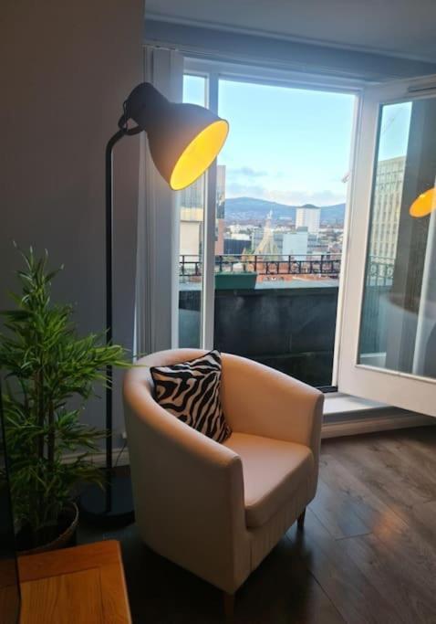 City Centre Top Floor Apartment In Belfast City Centre Bagian luar foto